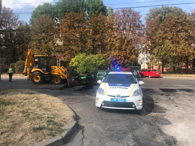 На Лесі Українки Opel врізався в ескаватор.  Водія вивели у наручниках(оновлюється), фото №2 на сайті 20minut.ua