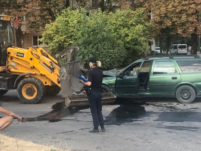 На Лесі Українки Opel врізався в ескаватор.  Водія вивели у наручниках(оновлюється), фото №4 на сайті 20minut.ua