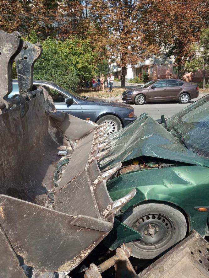 На Лесі Українки Opel врізався в ескаватор.  Водія вивели у наручниках(оновлюється), фото №3 на сайті 20minut.ua