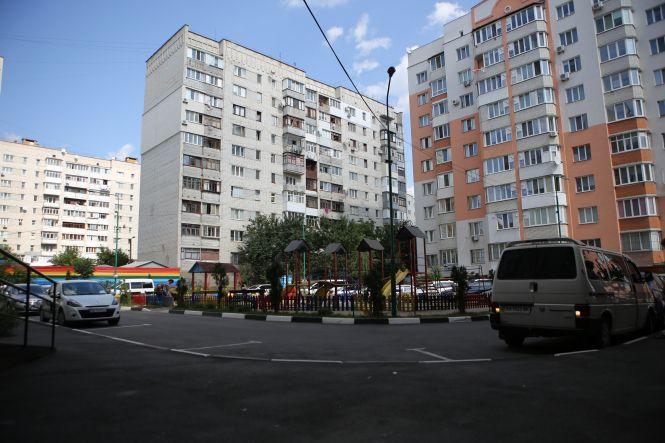 В одній з багатоповерхівок встановили контейнери з пакетами для прибирання за собаками, фото №2 на сайті 20minut.ua