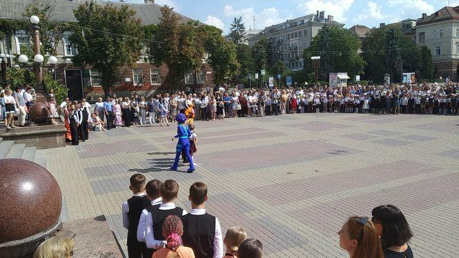 На Театральному майдані "фіксики", танці і першокласники з букетами, фото №1 на сайті 20minut.ua