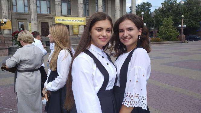 На Театральному майдані "фіксики", танці і першокласники з букетами, фото №4 на сайті 20minut.ua