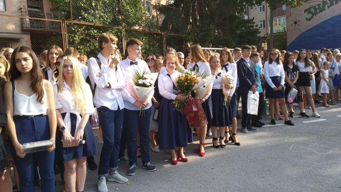 Новини Тернополя - фото з 1 вересня: в українській гімназії на святкову імпрезу учні прийшли із квітами та посмішками 1 вересня: в українській гімназії на святкову імпрезу учні прийшли із квітами та посмішками, фото №6 на сайті 20minut.ua