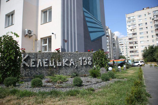 В одній з багатоповерхівок встановили контейнери з пакетами для прибирання за собаками, фото №3 на сайті 20minut.ua