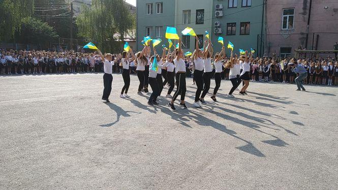 Новини Тернополя - фото з 1 вересня: в українській гімназії на святкову імпрезу учні прийшли із квітами та посмішками 1 вересня: в українській гімназії на святкову імпрезу учні прийшли із квітами та посмішками, фото №4 на сайті 20minut.ua