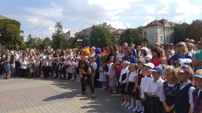 На Театральному майдані "фіксики", танці і першокласники з букетами, фото №2 на сайті 20minut.ua