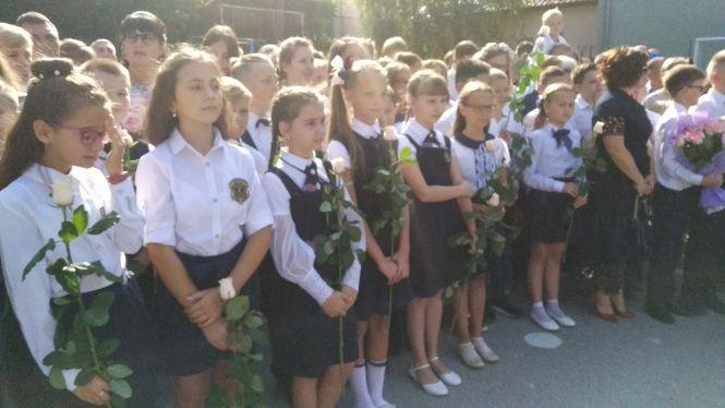 Новини Тернополя - фото з 1 вересня: в українській гімназії на святкову імпрезу учні прийшли із квітами та посмішками 1 вересня: в українській гімназії на святкову імпрезу учні прийшли із квітами та посмішками, фото №2 на сайті 20minut.ua