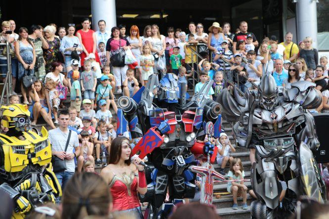 ФОТО ДНЯ. У центрі Вінниці влаштували шоу з трансформерами, фото №1 на сайті 20minut.ua