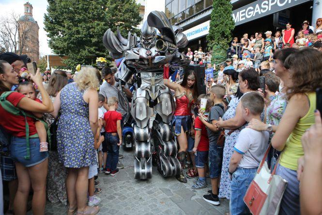 ФОТО ДНЯ. У центрі Вінниці влаштували шоу з трансформерами, фото №3 на сайті 20minut.ua