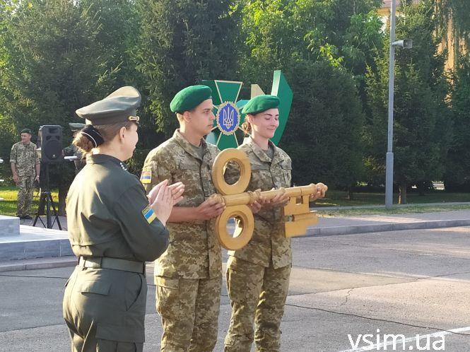 У Хмельницькому 400 курсантів прикордонної академії отримали зелені берети, фото №4 на сайті vsim.ua