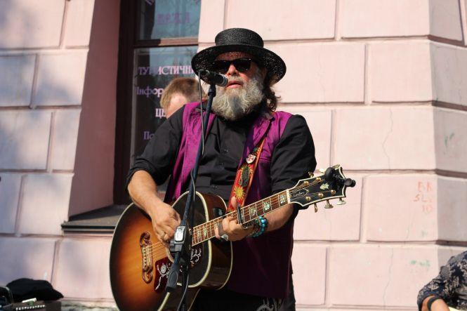 Новини Вінниці - фото з Борис Гребєнщиков дав вуличний концерт у центрі Вінниці Борис Гребєнщиков дав вуличний концерт у центрі Вінниці, фото №7 на сайті 20minut.ua