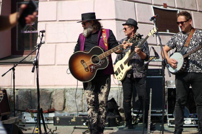 Новини Вінниці - фото з Борис Гребєнщиков дав вуличний концерт у центрі Вінниці Борис Гребєнщиков дав вуличний концерт у центрі Вінниці, фото №9 на сайті 20minut.ua