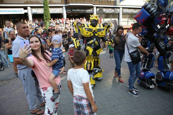 ФОТО ДНЯ. У центрі Вінниці влаштували шоу з трансформерами, фото №6 на сайті 20minut.ua