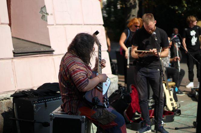 Новини Вінниці - фото з Борис Гребєнщиков дав вуличний концерт у центрі Вінниці Борис Гребєнщиков дав вуличний концерт у центрі Вінниці, фото №1 на сайті 20minut.ua