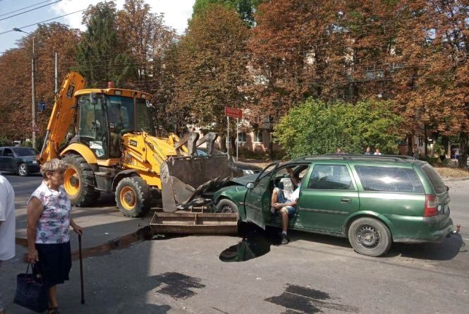 Новини Тернополя - фото з У водія автівки, який врізався в екскаватор на Лесі Українки, виявили 2,3 проміле алкоголю У водія автівки, який врізався в екскаватор на Лесі Українки, виявили 2,3 проміле алкоголю, фото №1 на сайті 20minut.ua