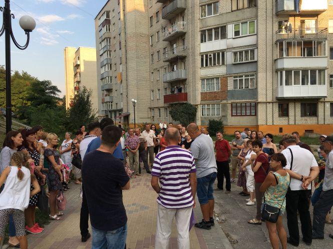 Новини Тернополя - фото з “У нас під вікнами постійний гул, сморід та попіл”: жителі Просвіти протестують проти торф’яної котельні “У нас під вікнами постійний гул, сморід та попіл”: жителі Просвіти протестують проти торф’яної котельні, фото №2 на сайті 20minut.ua