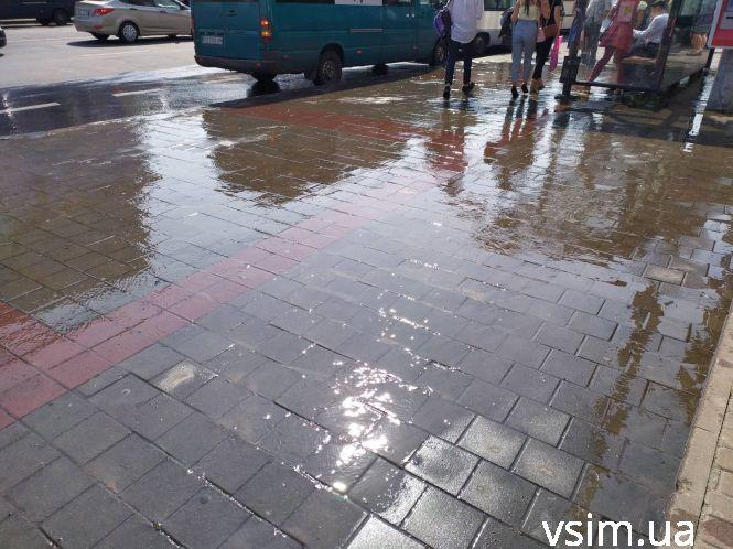 Новини Хмельницького - фото з На Кам’янецькій у центрі міста прорвало водопровід (ФОТО) На Кам’янецькій у центрі міста прорвало водопровід (ФОТО), фото №1 на сайті vsim.ua