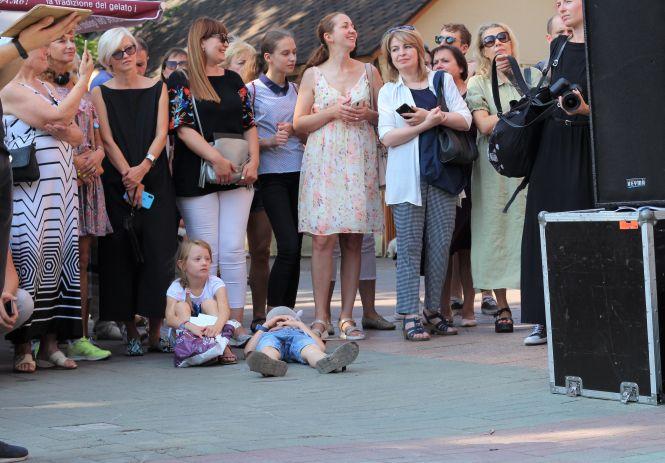 Новини Вінниці - фото з Борис Гребєнщиков дав вуличний концерт у центрі Вінниці Борис Гребєнщиков дав вуличний концерт у центрі Вінниці, фото №8 на сайті 20minut.ua