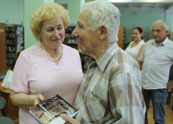 Новини Вінниці - фото з «У Вінниці я не була 25 років». Книгу «Пальто мадам Гройсман…» читачі розкупили вмить «У Вінниці я не була 25 років». Книгу «Пальто мадам Гройсман…» читачі розкупили вмить, фото №6 на сайті 20minut.ua