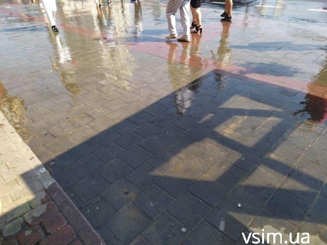 Новини Хмельницького - фото з На Кам’янецькій у центрі міста прорвало водопровід (ФОТО) На Кам’янецькій у центрі міста прорвало водопровід (ФОТО), фото №3 на сайті vsim.ua