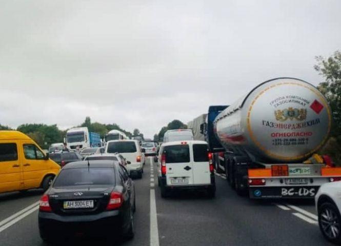 Біля аеропорту перекривали дорогу. Утворився кілометровий затор (оновлено), фото №1 на сайті 20minut.ua