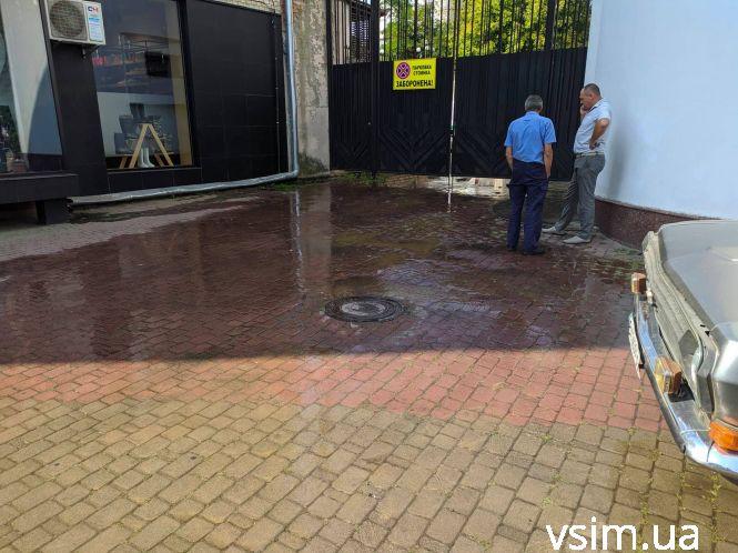 Новини Хмельницького - фото з На Кам’янецькій у центрі міста прорвало водопровід (ФОТО) На Кам’янецькій у центрі міста прорвало водопровід (ФОТО), фото №2 на сайті vsim.ua