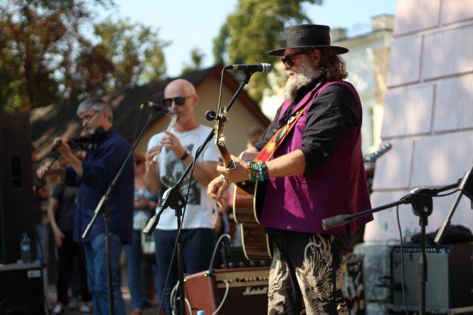 Новини Вінниці - фото з Борис Гребєнщиков дав вуличний концерт у центрі Вінниці Борис Гребєнщиков дав вуличний концерт у центрі Вінниці, фото №5 на сайті 20minut.ua