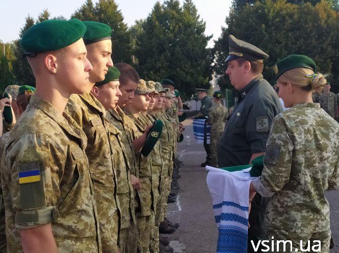 У Хмельницькому 400 курсантів прикордонної академії отримали зелені берети, фото №3 на сайті vsim.ua