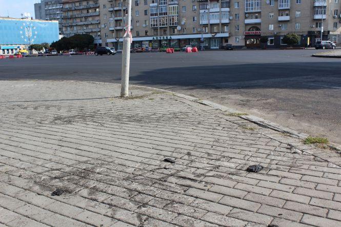 Майже закінчили ремонт Соборного майдану, але пошкодили бруківку навколо, фото №3 на сайті 20minut.ua