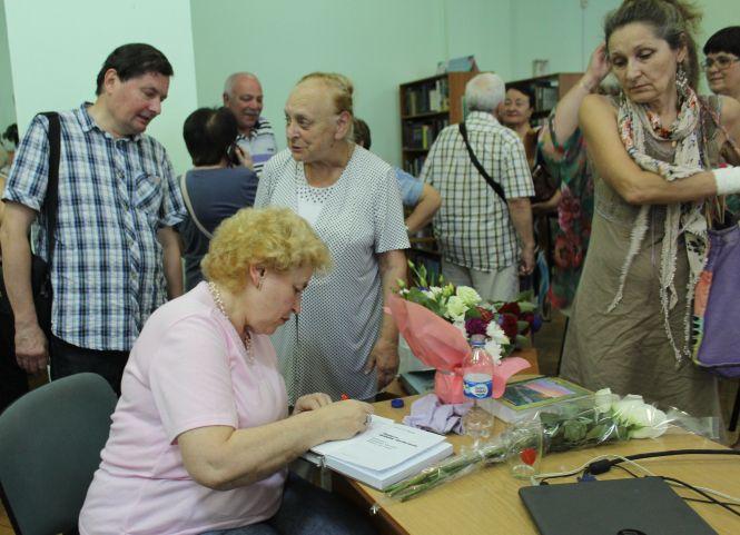 Новини Вінниці - фото з «У Вінниці я не була 25 років». Книгу «Пальто мадам Гройсман…» читачі розкупили вмить «У Вінниці я не була 25 років». Книгу «Пальто мадам Гройсман…» читачі розкупили вмить, фото №10 на сайті 20minut.ua