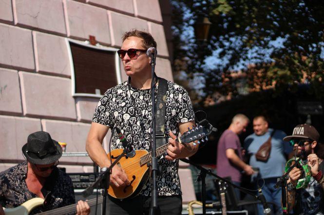 Новини Вінниці - фото з Борис Гребєнщиков дав вуличний концерт у центрі Вінниці Борис Гребєнщиков дав вуличний концерт у центрі Вінниці, фото №6 на сайті 20minut.ua