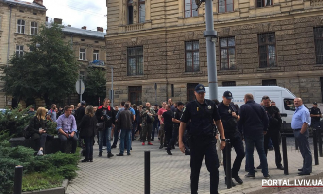 Головний коп Хмельниччини переїхав на нову роботу. Його зустріли пікетом, фото №1 на сайті vsim.ua