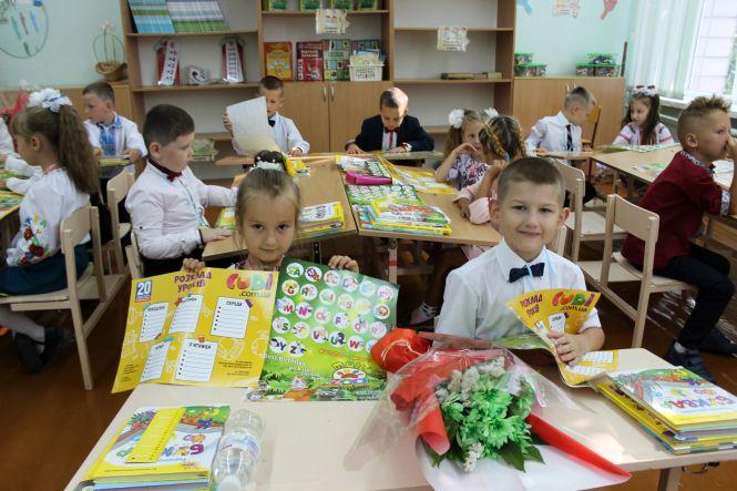 Газета «20 хвилин» спільно зі спонсорами подарувала абетки і розклади уроків першокласникам Житомира, фото №1 на сайті 20minut.ua