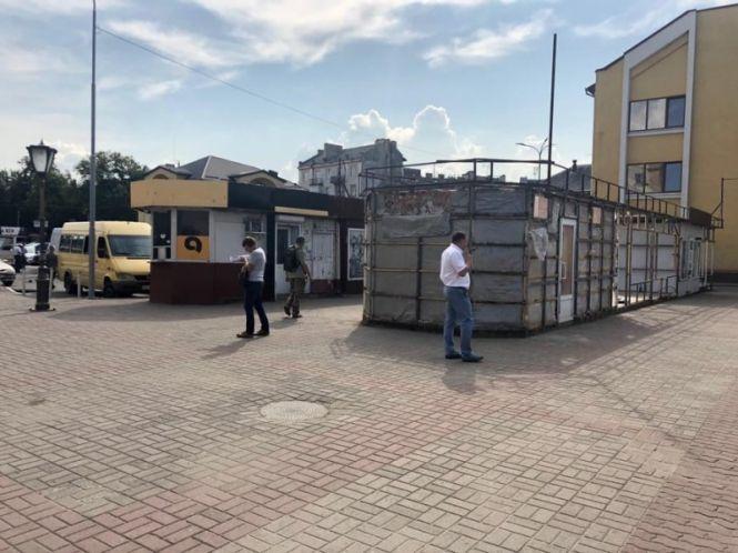 На площі перед Залізничним вокзалом демонтовують кіоски, фото №2 на сайті 20minut.ua
