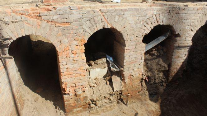 Новини Вінниці - фото з Підземні ходи біля гімназії №17 виявилися залишками підвалів Підземні ходи біля гімназії №17 виявилися залишками підвалів, фото №1 на сайті 20minut.ua