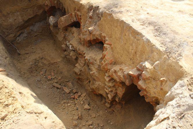 Новини Вінниці - фото з Підземні ходи біля гімназії №17 виявилися залишками підвалів Підземні ходи біля гімназії №17 виявилися залишками підвалів, фото №2 на сайті 20minut.ua