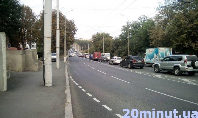 Новини Вінниці - фото з ДТП на Київському мосту: не розминулися три іномарки. Утворився затор ДТП на Київському мосту: не розминулися три іномарки. Утворився затор, фото №4 на сайті 20minut.ua