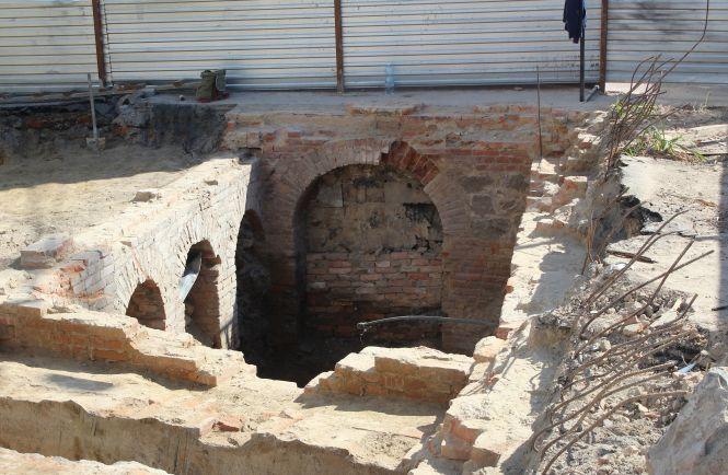 Новини Вінниці - фото з Підземні ходи біля гімназії №17 виявилися залишками підвалів Підземні ходи біля гімназії №17 виявилися залишками підвалів, фото №4 на сайті 20minut.ua