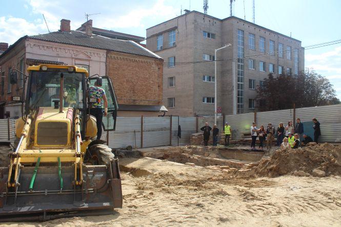Новини Вінниці - фото з Підземні ходи біля гімназії №17 виявилися залишками підвалів Підземні ходи біля гімназії №17 виявилися залишками підвалів, фото №6 на сайті 20minut.ua