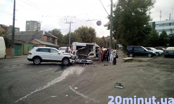 Новини Вінниці - фото з ДТП на Київському мосту: не розминулися три іномарки. Утворився затор ДТП на Київському мосту: не розминулися три іномарки. Утворився затор, фото №2 на сайті 20minut.ua