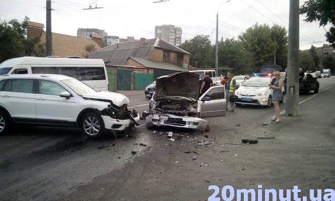 Новини Вінниці - фото з ДТП на Київському мосту: не розминулися три іномарки. Утворився затор ДТП на Київському мосту: не розминулися три іномарки. Утворився затор, фото №3 на сайті 20minut.ua