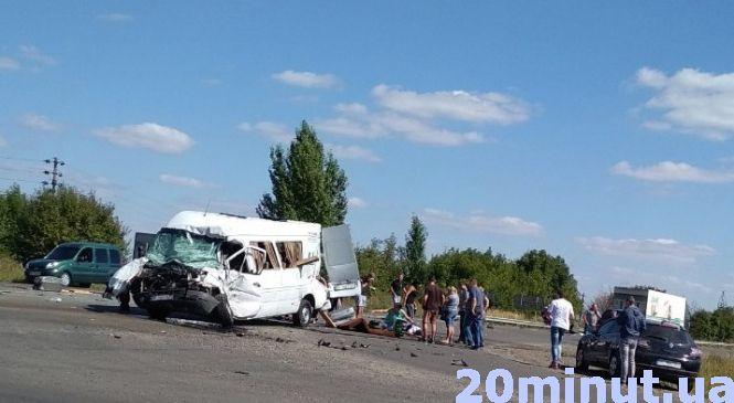Новини Тернополя - фото з На перехресті Біла-Чистилів мікроавтобус із пасажирами врізався у фуру. Уже четверо - в лікарні На перехресті Біла-Чистилів мікроавтобус із пасажирами врізався у фуру. Уже четверо - в лікарні, фото №3 на сайті 20minut.ua