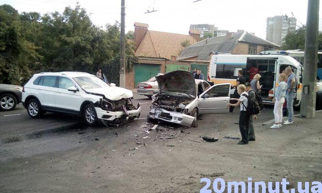 Новини Вінниці - фото з ДТП на Київському мосту: не розминулися три іномарки. Утворився затор ДТП на Київському мосту: не розминулися три іномарки. Утворився затор, фото №1 на сайті 20minut.ua