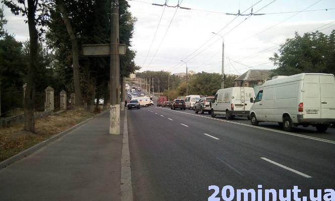 Новини Вінниці - фото з ДТП на Київському мосту: не розминулися три іномарки. Утворився затор ДТП на Київському мосту: не розминулися три іномарки. Утворився затор, фото №5 на сайті 20minut.ua