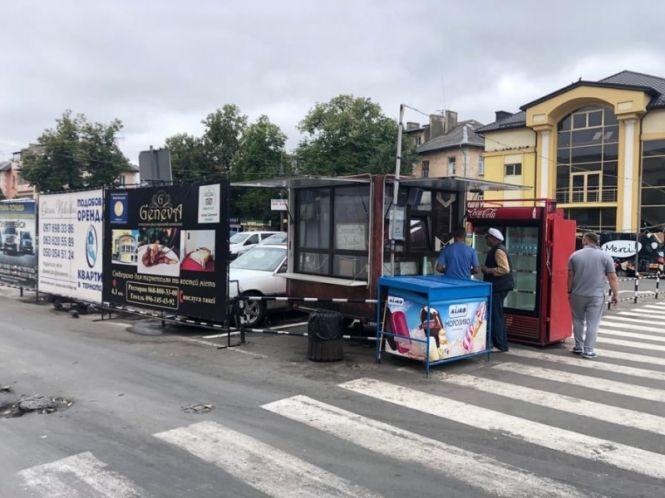 На площі перед Залізничним вокзалом демонтовують кіоски, фото №1 на сайті 20minut.ua