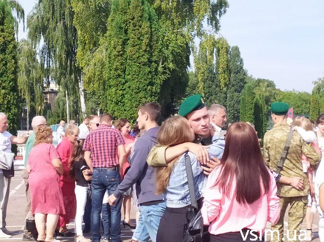 Курсанти з посмішками, матері зі сльозами: якою була присяга прикордонників у Хмельницькому (ФОТО, ВІДЕО), фото №16 на сайті vsim.ua