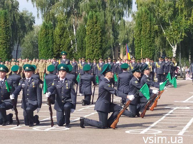 Курсанти з посмішками, матері зі сльозами: якою була присяга прикордонників у Хмельницькому (ФОТО, ВІДЕО), фото №8 на сайті vsim.ua
