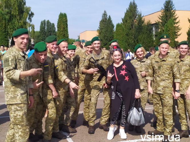 Курсанти з посмішками, матері зі сльозами: якою була присяга прикордонників у Хмельницькому (ФОТО, ВІДЕО), фото №18 на сайті vsim.ua