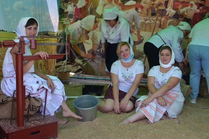 Пили настоянки й співали пісні: що було на Агро Поділля 2019 (ФОТО), фото №1 на сайті vsim.ua