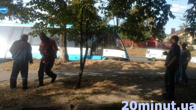 Новини Вінниці - фото з На Хмельницькому шосе трамвай зійшов з рейок. Відео з місця На Хмельницькому шосе трамвай зійшов з рейок. Відео з місця, фото №1 на сайті 20minut.ua